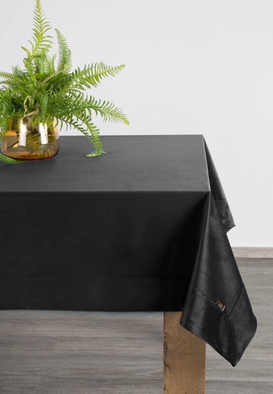 Obrus gładki czarny 145 x 220 cm – dodaje szyku