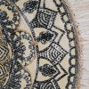 Obraz ręcznie malowany mandala beżowy 60 X 60 cm – z dekoracyjnym frędzlem