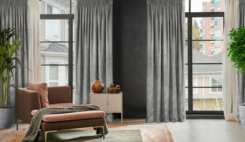 Zasłona gotowa na taśmie Riva popielata 140 X 270 CM – welwetowa z wzorem marmuru
