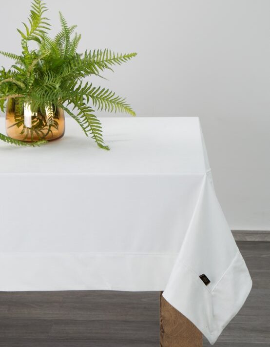 Obrus gładki biały 145 x 220 cm – dodaje elegancji