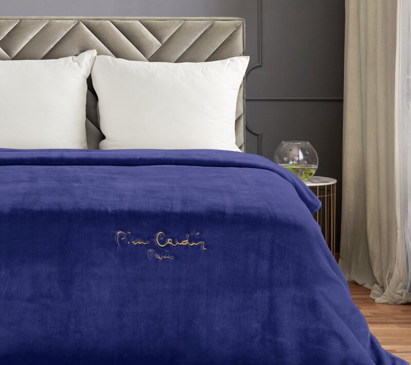Koc Pierre Cardin granatowy 220 x 240 cm – ciepły na chłodne wieczory
