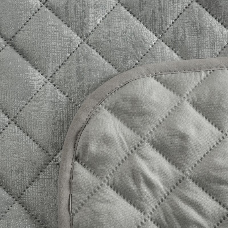 Narzuta velvet srebrna 170 x 210 cm – doda blasku sypialni