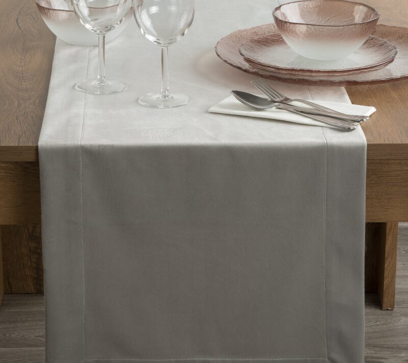 Obrus gładki Melinda srebrny 40 x 140 cm – doda blasku stołowi