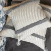 Poszewka dekoracyjna TC/PALERMO kremowa 45x45 – doda uroku wnętrzu