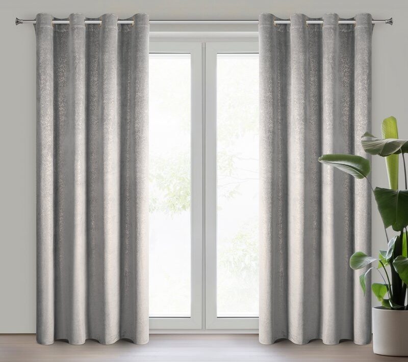 Zasłona gotowa welwet srebrna 135 x 250 cm – dodaje blasku wnętrzu