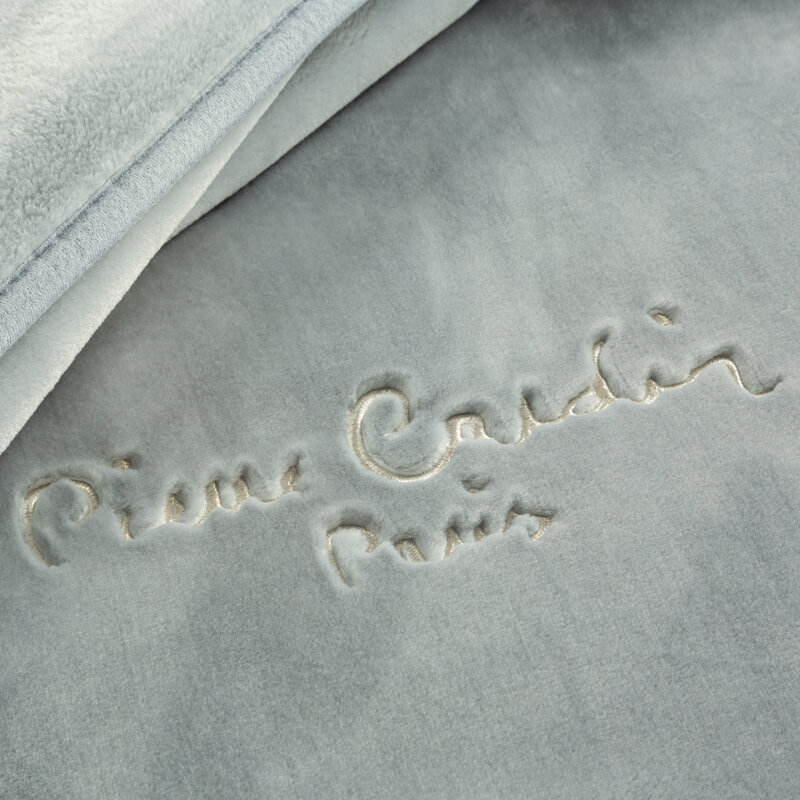 Koc Pierre Cardin srebrny 220 x 240 cm – miękki i ciepły