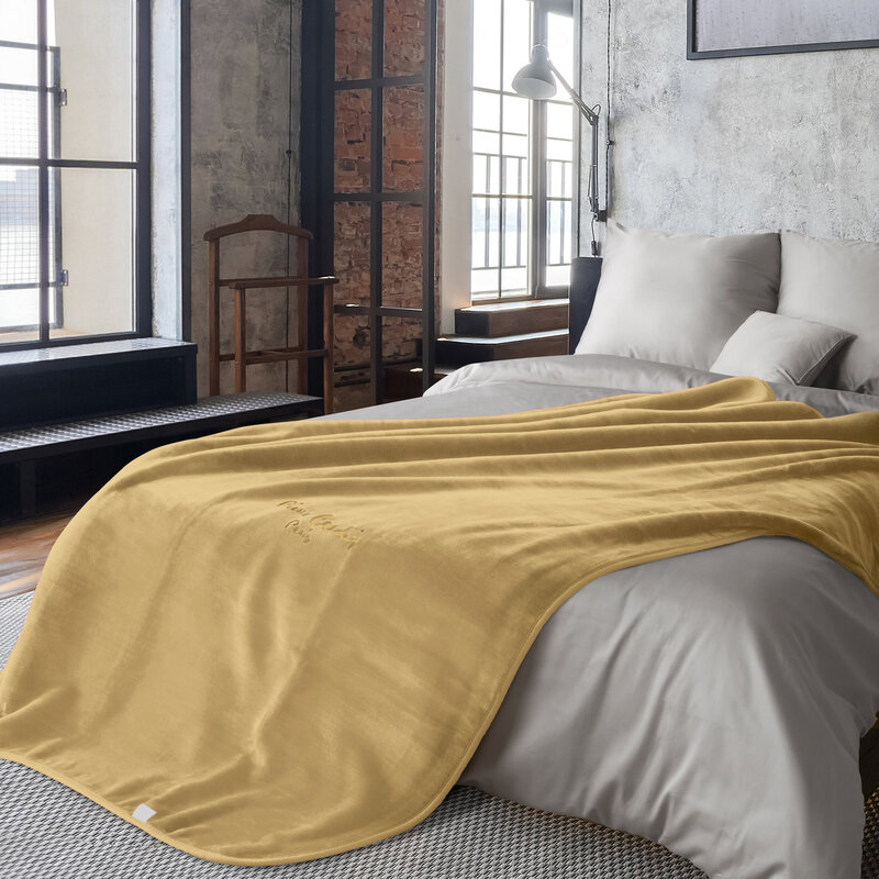 Koc Pierre Cardin miodowy 220 x 240 cm – otula miękkością