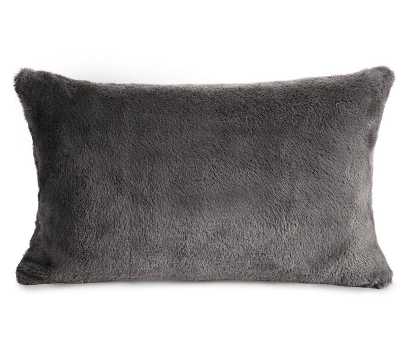 Poszewka futrzana Nina stalowa 30 x 50 cm – dodatek do sypialni