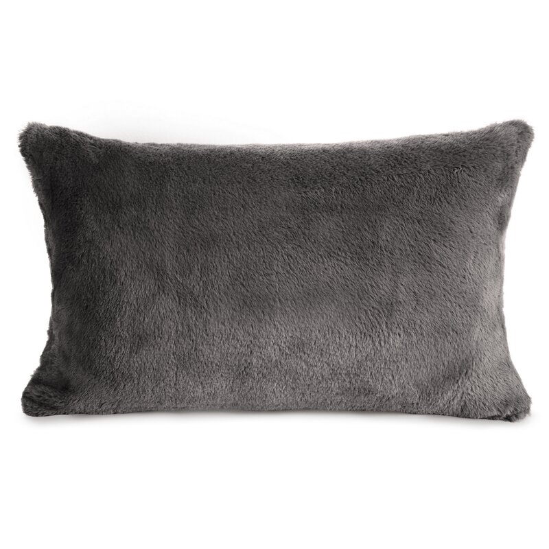 Poszewka futrzana Nina stalowa 30 x 50 cm – dodatek do sypialni