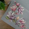 Obrus gobelinowy z magnolią popielaty 40x100 cm – doda uroku Twojemu stołowi