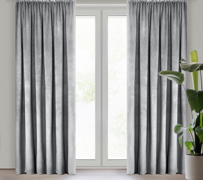 Zasłona gotowa welwet Rosa srebrna 135 x 300 cm – zaciemniająca i stylowa