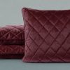 Poszewka velvet bordowa 50 x 50 cm – dodaje przytulności