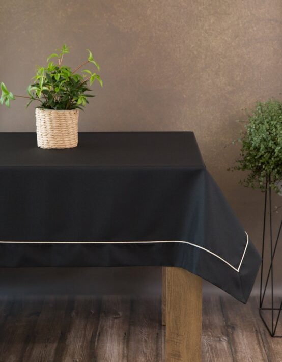 Obrus Dorita czarny 145x300 cm – eleganckie nakrycie stołu