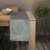 Obrus błyszczący szary 35 x 180 cm – subtelny nadruk lotosu