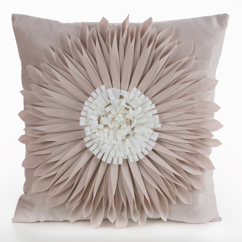 Poszewka Flores 3 beżowa 45 X 45 cm – aksamitna w dotyku