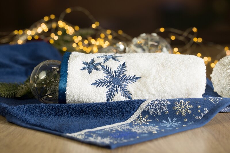 RĘCZNIK ŚWIATECZNY CAROL02 70 X 140 CM CIEMNONIEBIESKI