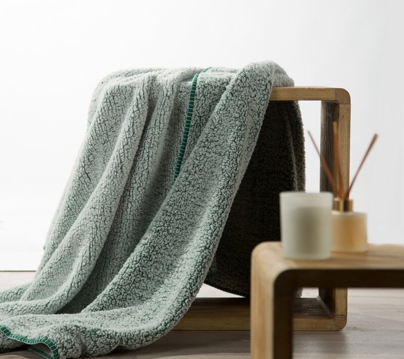 Koc flanelowy zielony 200 x 220 cm – dodaje przytulności