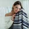 Koc akrylowy pudrowy róż 200 x 220 cm – dodaje przytulności
