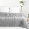 Koc flanelowy srebrny 200 x 220 cm – ciepły i puszysty