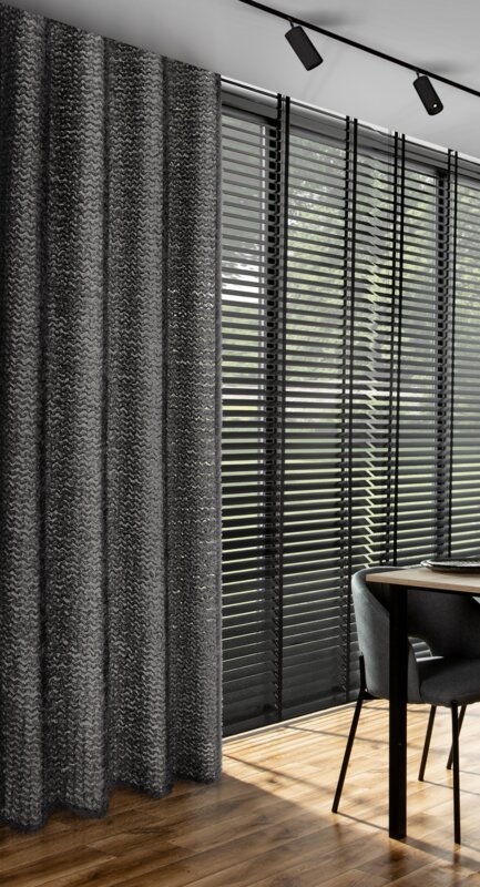 Zasłona gotowa Eva Minge czarna 135 x 250 cm – zaciemnia pomieszczenie