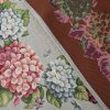 Obrus gobelinowy z hortensjami popielaty 140x180 cm – doda elegancji stołowi