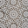 Obrus haftowany biały 85 x 85 cm – łatwy w czyszczeniu