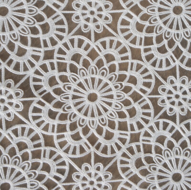 Obrus haftowany biały 85 x 85 cm – łatwy w czyszczeniu