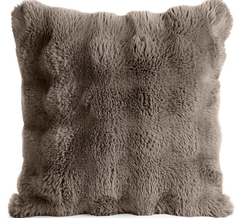 Poszewka futrzana beżowa 45 x 45 cm – wprowadza przytulność