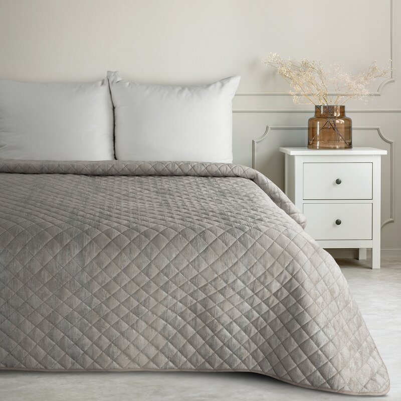 Narzuta velvet beżowa 170 x 210 cm – doda przytulności