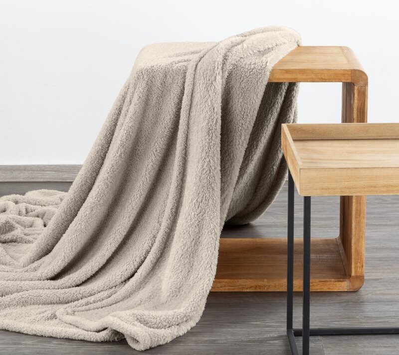 Koc flano LORI beżowy 170 x 210 cm – przyjemne ciepło