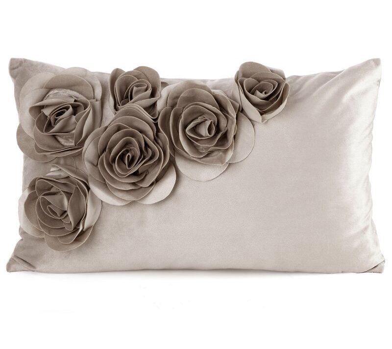 Poszewka dekoracyjna Flores 1 beżowa 30 X 50 cm – welwetowa z różami 3D