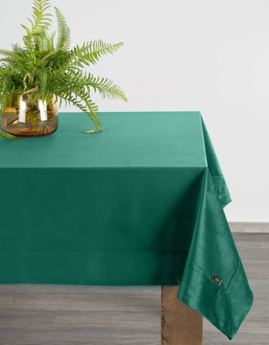 Obrus velvet ciemnozielony 145 x 180 cm – dodaje głębi koloru