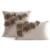 Poszewka dekoracyjna Flores 1 beżowa 30 X 50 cm – welwetowa z różami 3D