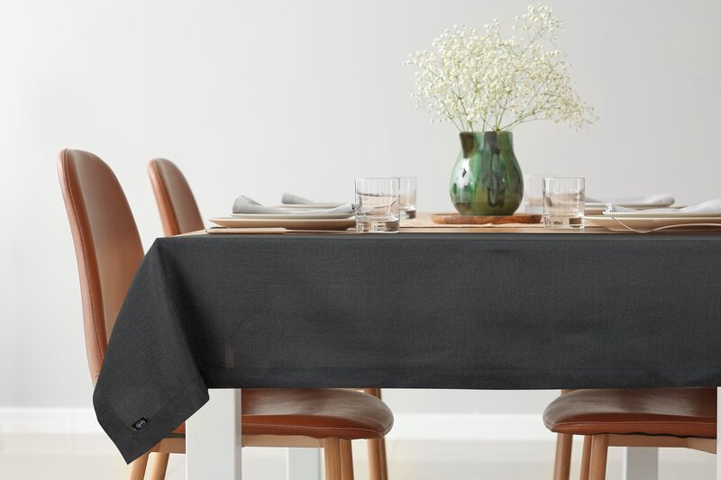 Obrus Stella 2 czarny 145 x 350 cm – stylowa oprawa stołu