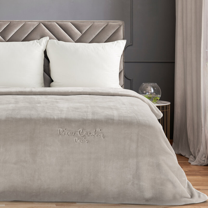 Koc Pierre Cardin ciemnobeżowy 220 x 240 cm – miękki i ciepły