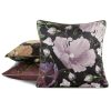 Poszewka velvet z kwiatami czarna 45 X 45 cm – doda przytulności