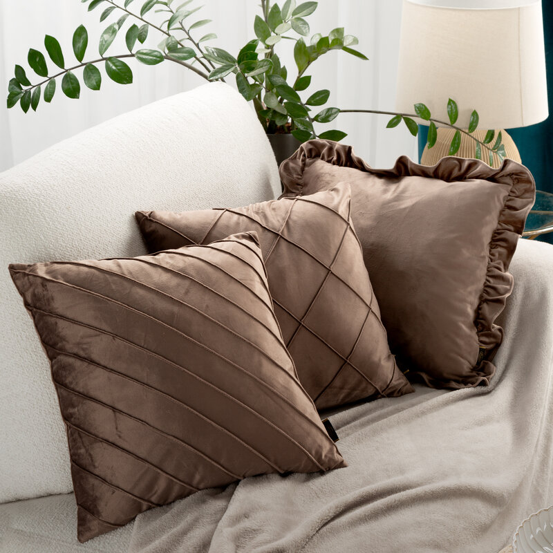 Poszewka velvet Brenda brązowa 45 x 45 cm – doda przytulności