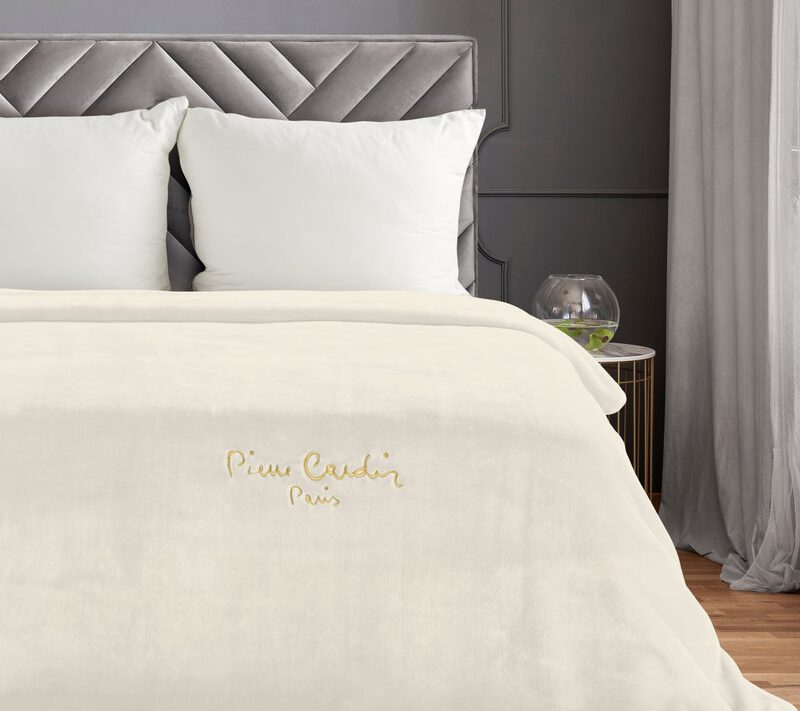 Koc Pierre Cardin kremowy 160 x 220 cm – otula ciepłem