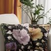 Poszewka velvet z kwiatami czarna 45 X 45 cm – doda przytulności