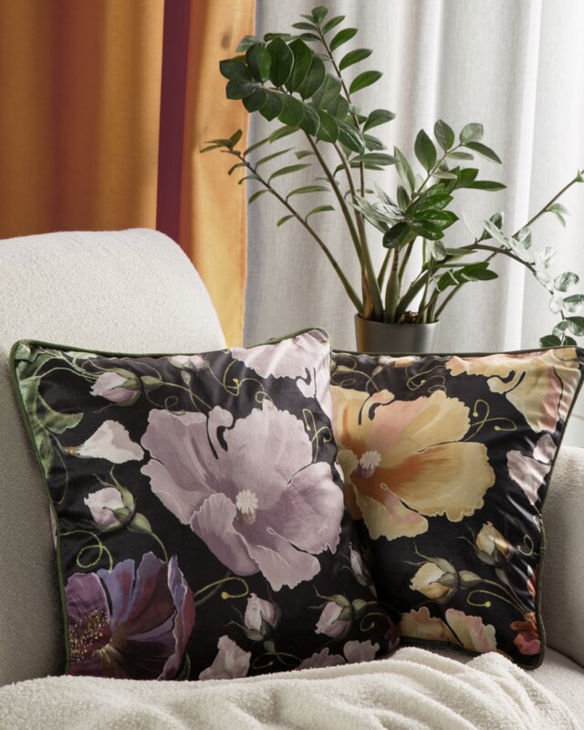 Poszewka velvet z kwiatami czarna 45 X 45 cm – doda przytulności