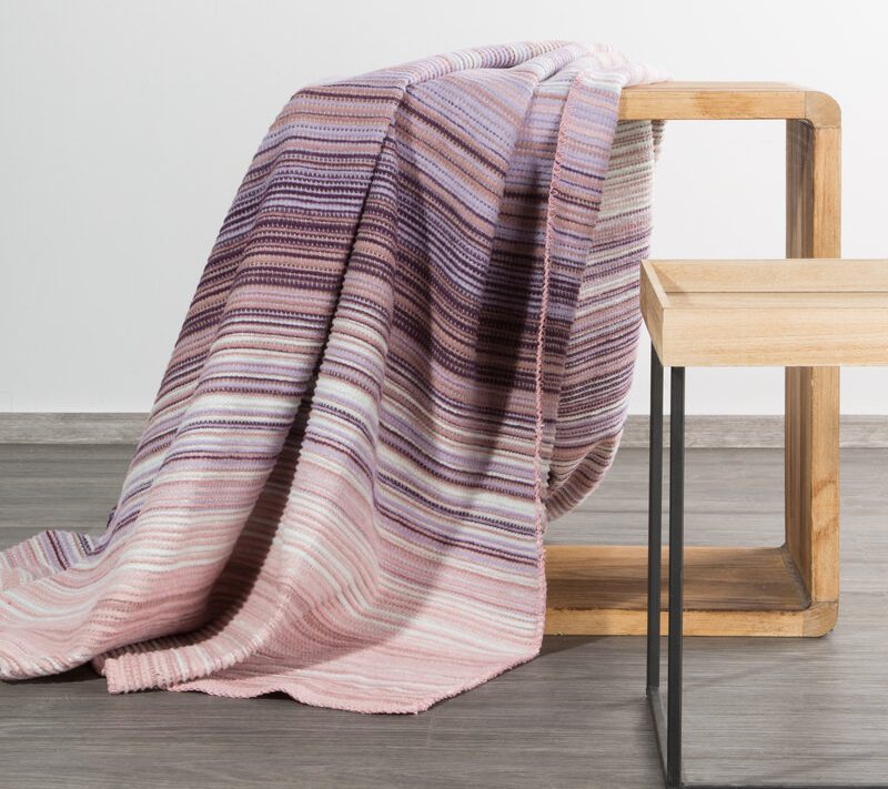 Koc akrylowy pudrowy róż 200 x 220 cm – dodaje przytulności