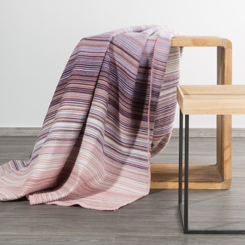 Koc akrylowy pudrowy róż 200 x 220 cm – dodaje przytulności