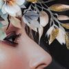 Obraz ręcznie malowany Kobieta w kwiatach ciemnoszary 60 X 80 cm – idealny do salonu i sypialni