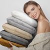 Poszewka velvet biała 45 x 45 cm – dodaje blasku wnętrzu
