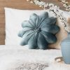 Poszewka welwetowa Flores niebieska Ø 40 cm – kwiatowy kształt