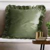 Poszewka welwetowa BRENDA1 oliwkowa 45 X 45 cm – miękka z falbankami