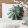 Poduszka dekoracyjna welwetowa Flores szałwiowa Ø 40 cm – miękka w dotyku