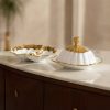 Ceramiczny pojemnik dekoracyjny biały 16 X 11 X 10 CM – z plecionką i złotem