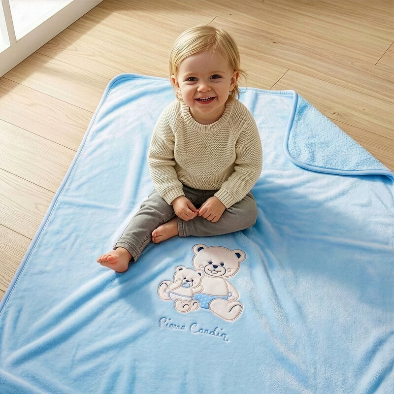 Koc Baby3 Pierre Cardin niebieski 80 X 110 CM – miękki i puszysty