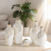 Wazon ceramiczny Estela (03) biały 15 X 15 X 33 CM – ze złotymi zdobieniami